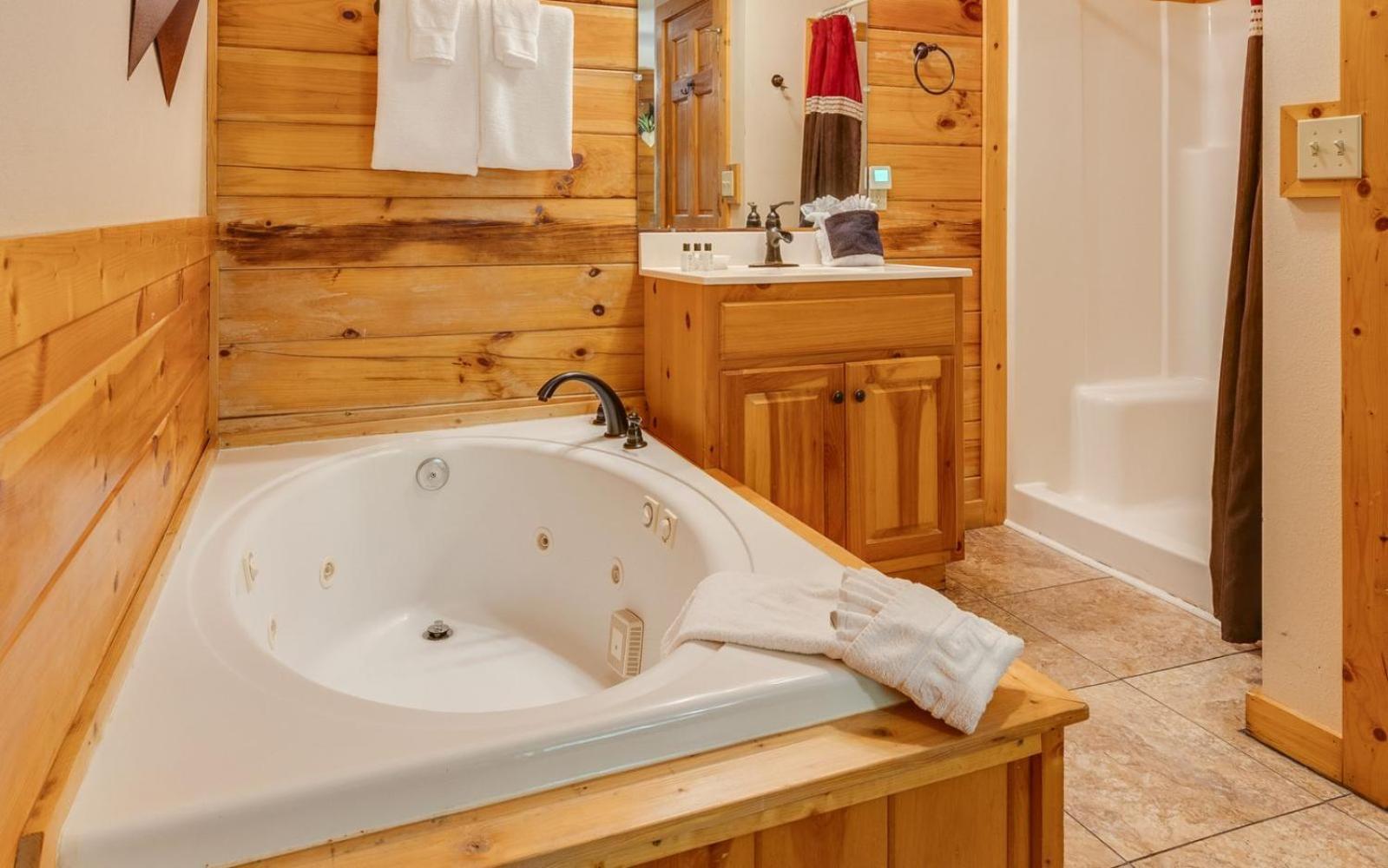 Hugs N Kisses Pool Table Hot Tub Pool Table Community Pool Close To Downtown Gatlinburg Exterior foto