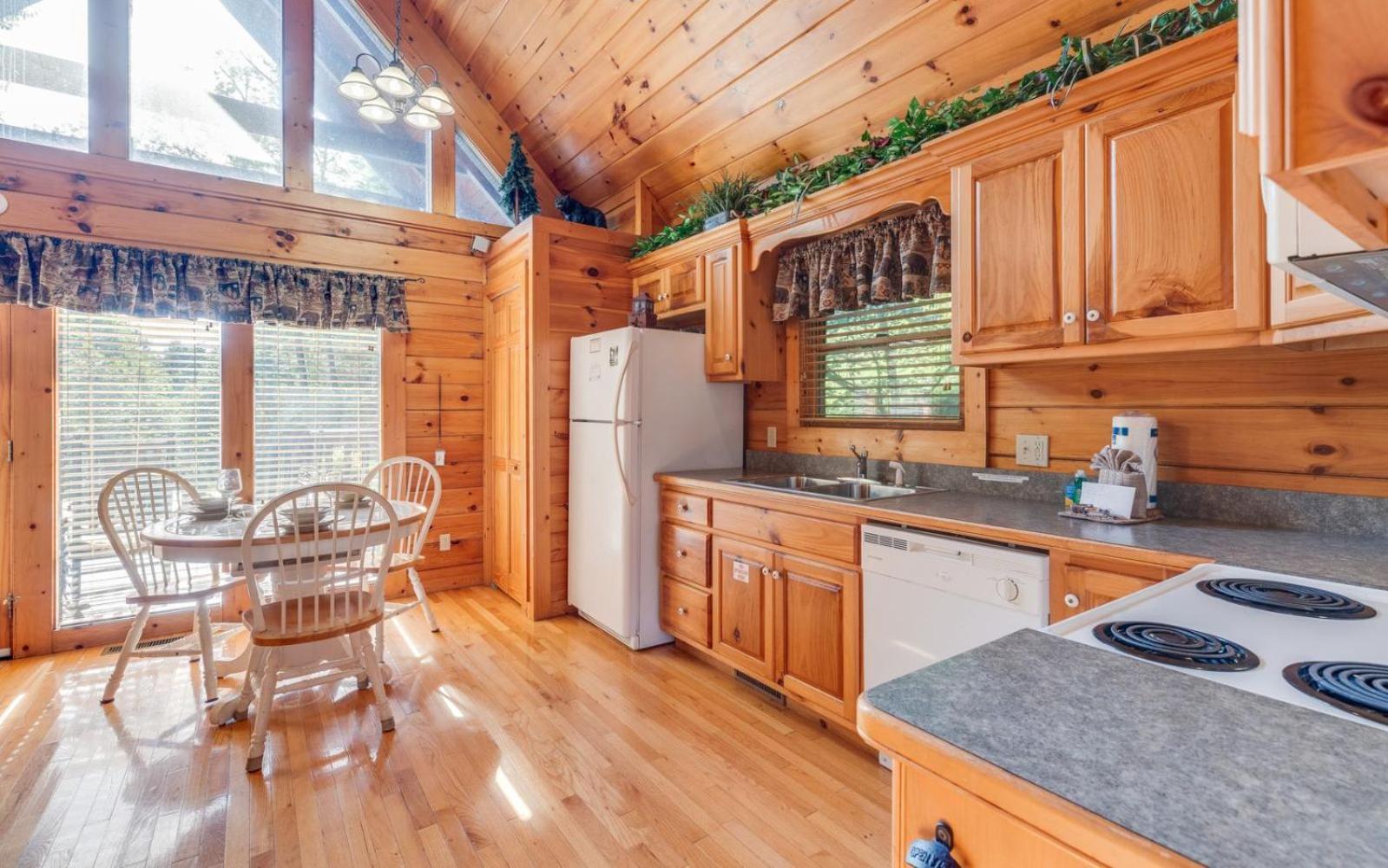 Hugs N Kisses Pool Table Hot Tub Pool Table Community Pool Close To Downtown Gatlinburg Exterior foto