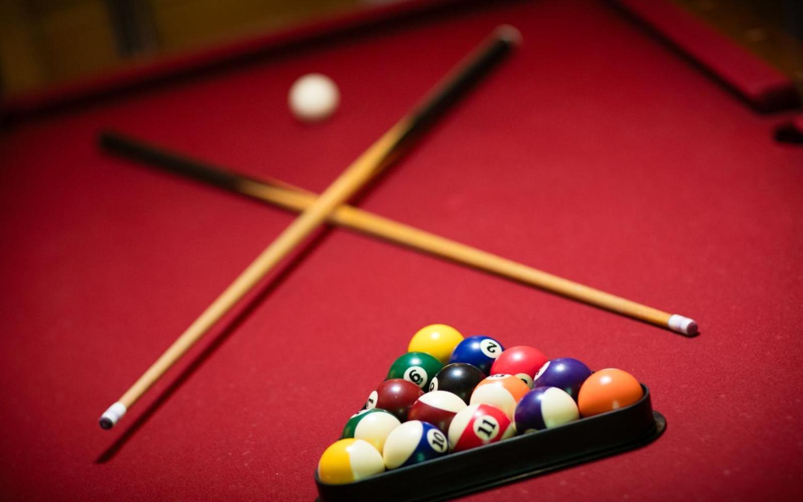Hugs N Kisses Pool Table Hot Tub Pool Table Community Pool Close To Downtown Gatlinburg Exterior foto