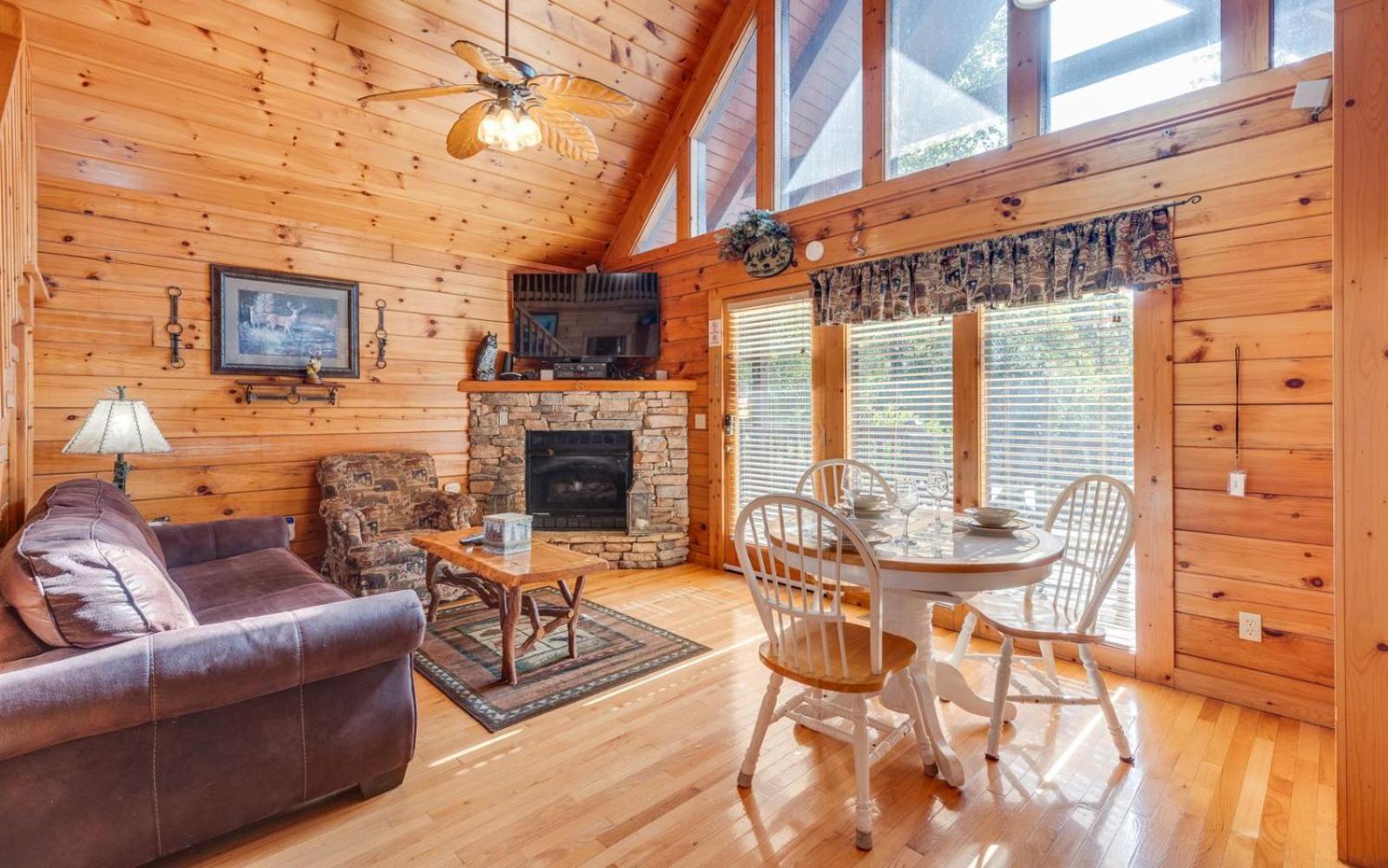 Hugs N Kisses Pool Table Hot Tub Pool Table Community Pool Close To Downtown Gatlinburg Exterior foto